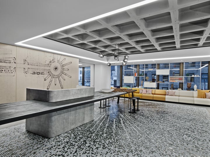 <p>Custom Reception Desk, IIDA Headquarters, Chicago</p>