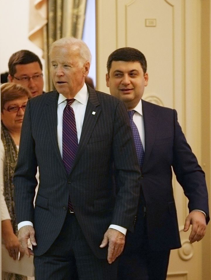 Ο Στανισλάβ Γέζοφ πίσω από τον Ουκρανό πρωθυπουργό Γκρόισμαν και τον πρώην αντιπρόεδρο των ΗΠΑ, Τζο Μπάιντεν