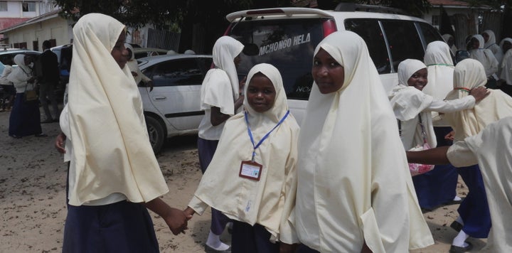 <p>School girls in Zanzibar City</p>