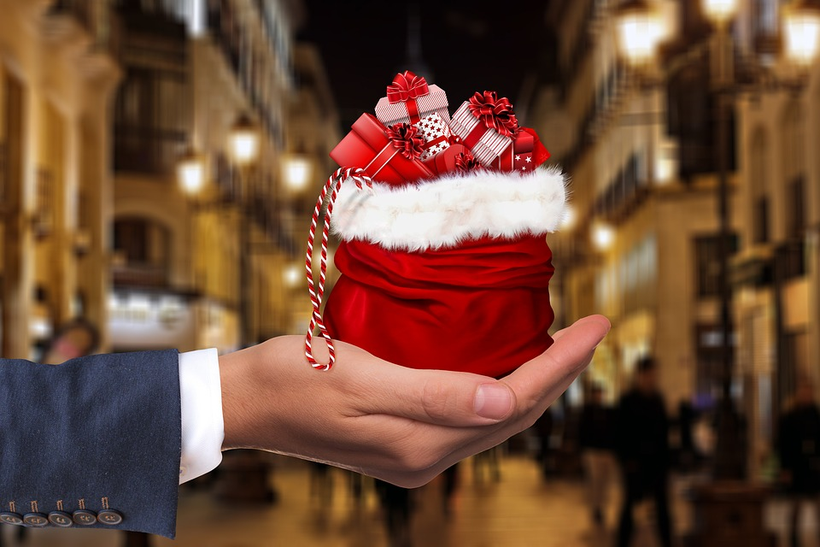 image of hand with christmas gifts (<a rel="nofollow" href="http://maxpixel.freegreatpicture.com/Present-Hand-Gift-Keep-Give-