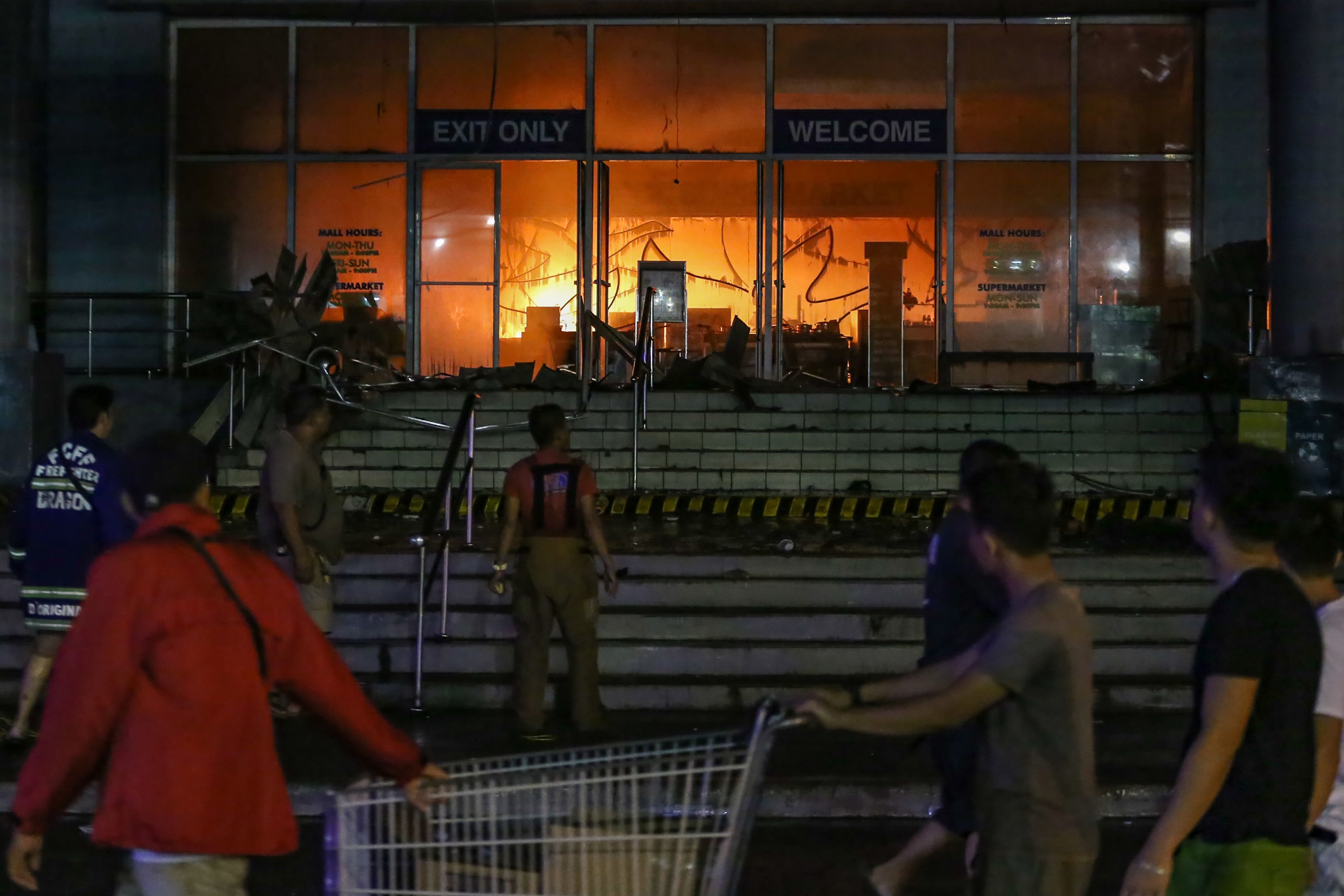 Dozens Feared Dead In Massive Shopping Mall Blaze In Philippine City Of ...