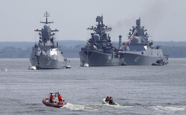 Die Admiral Gorshkov (hinten) in Kaliningrad.