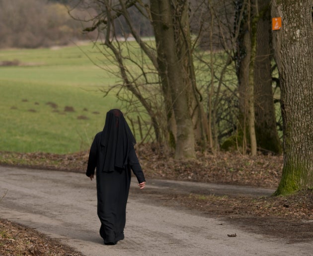 Eine vollverschleierte Frau in Bayern