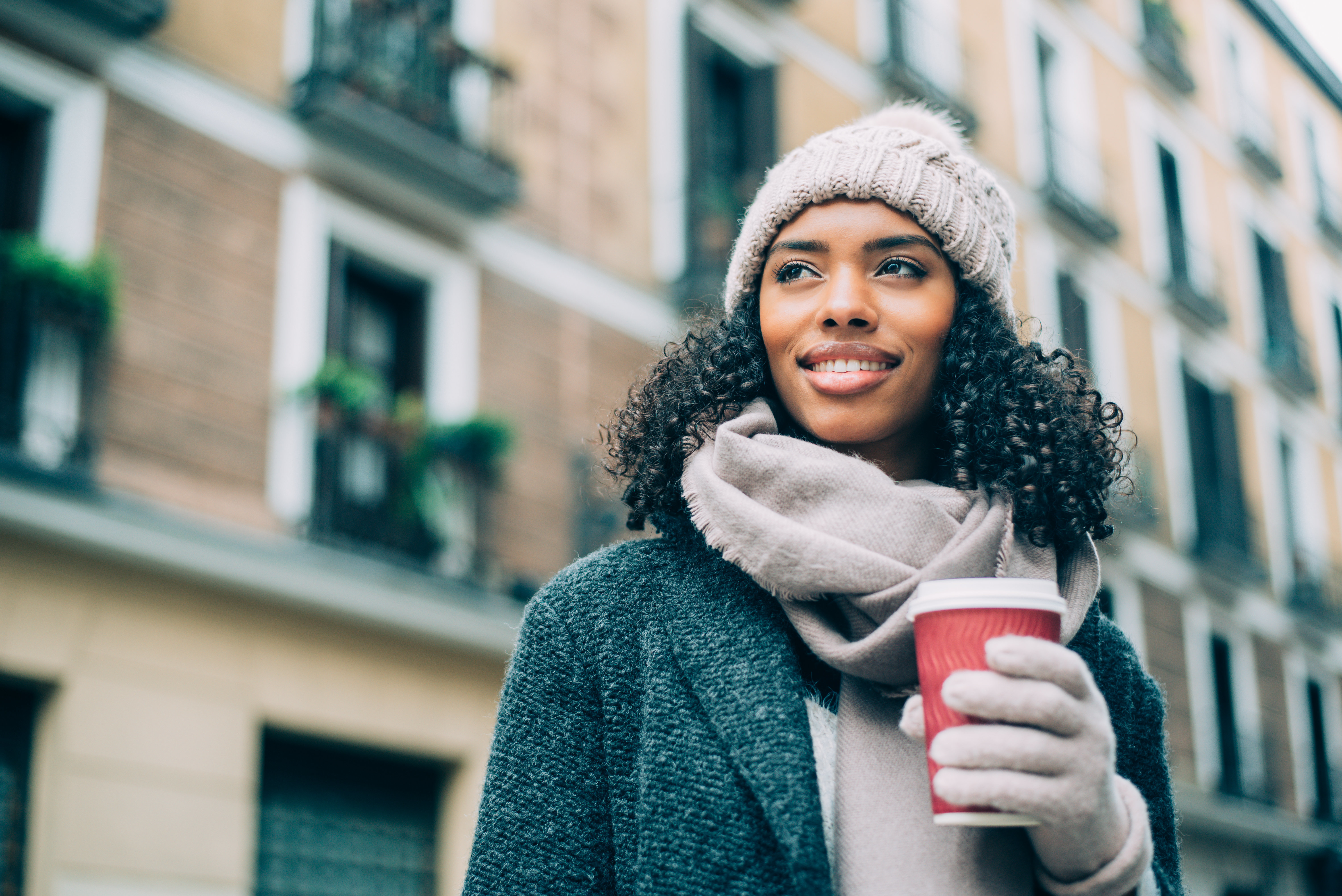 Фото под шапку. Beautiful smile women Black cap. Beautiful Black hat Winter. Girl with curly hair, Sea, Cold weather.