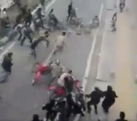 Screenshot aus einem Twitter-Video: Es soll iranische Demonstranten zeigen, die Sicherheitskräfte attackieren