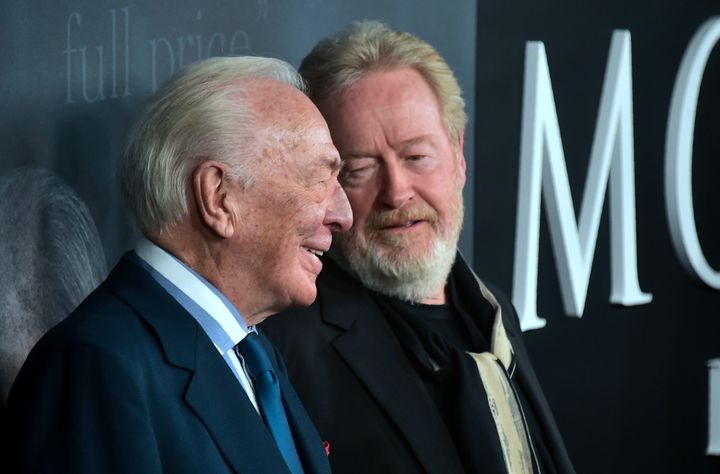 O Ridley Scott (δεξιά) και ο Christopher Plummer (αριστερά) στην πρεμιέρα της ταινίας «All the Money in the World».