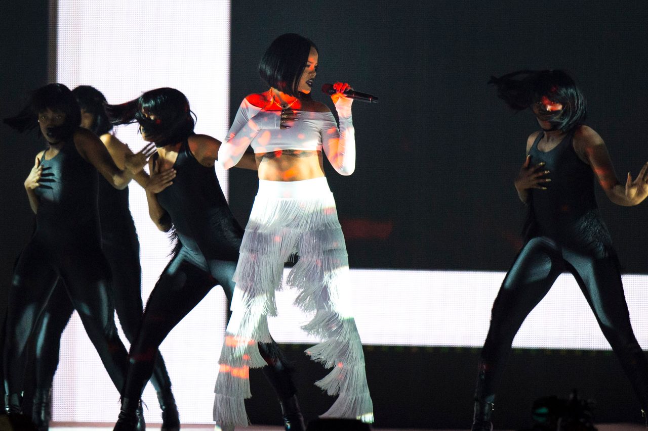 H Rihanna επί σκηνής στα Brit Awards του 2016