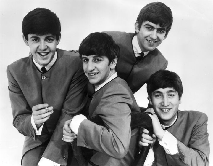 Οι Beatles το 1963, στο απόγειο της επιτυχίας τους την περίοδο της Beatlemania. Από αριστερά: ο Paul McCartney, o Ringo Starr, o George Harrison (1943-2001) και ο John Lennon (1940-1980).