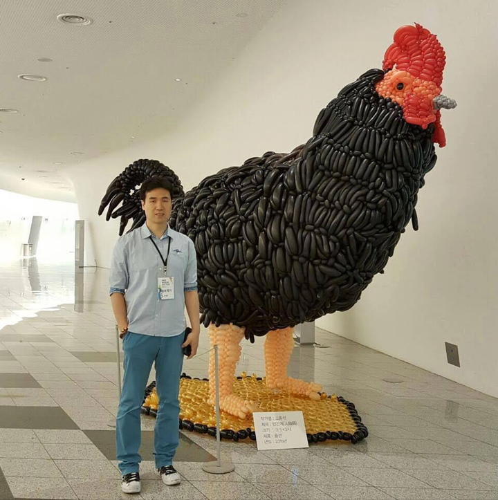 <p>HongSeok Goh standing by one of his balloon sculptures. Image: HongSeok Goh </p>