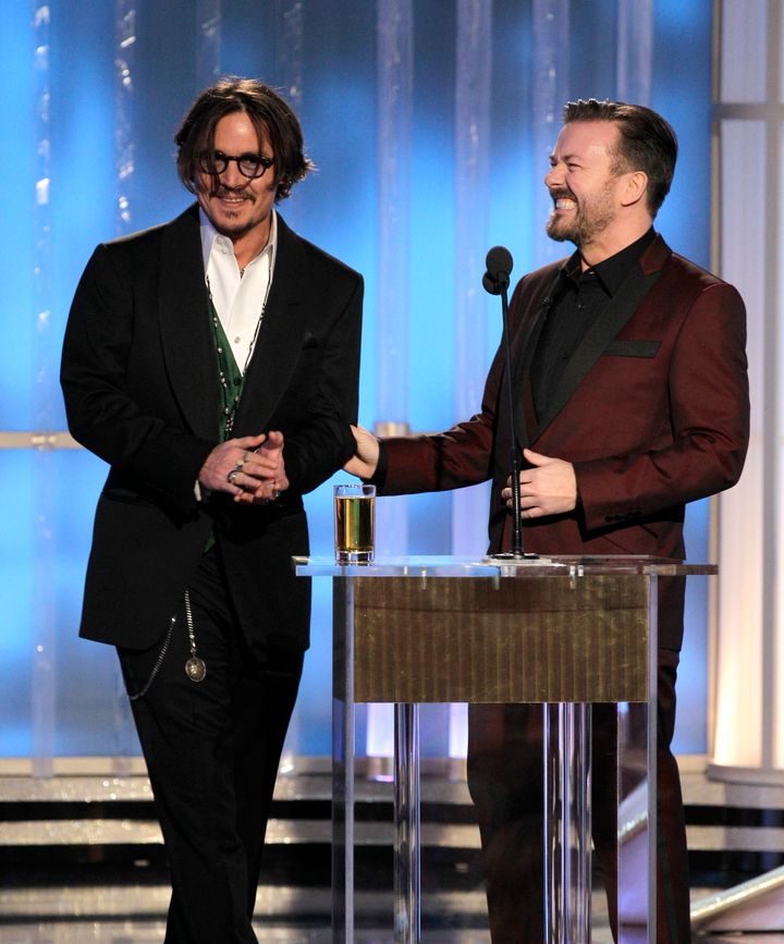 O Ricky Gervais κοροιδεύει τον Johnny Depp στις Χρυσές Σφαίρες του 2012