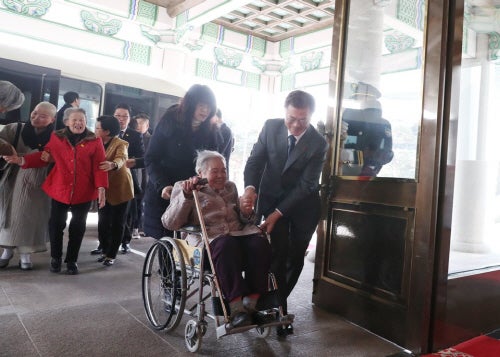 South Korean leader meets with former South Korean leader meets with former