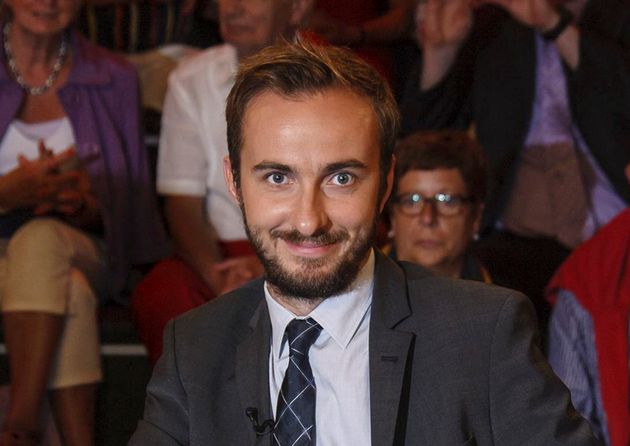 Satiriker Jan Böhmermann kritisiert die Umsetzung des neuen Gesetzes scharf.