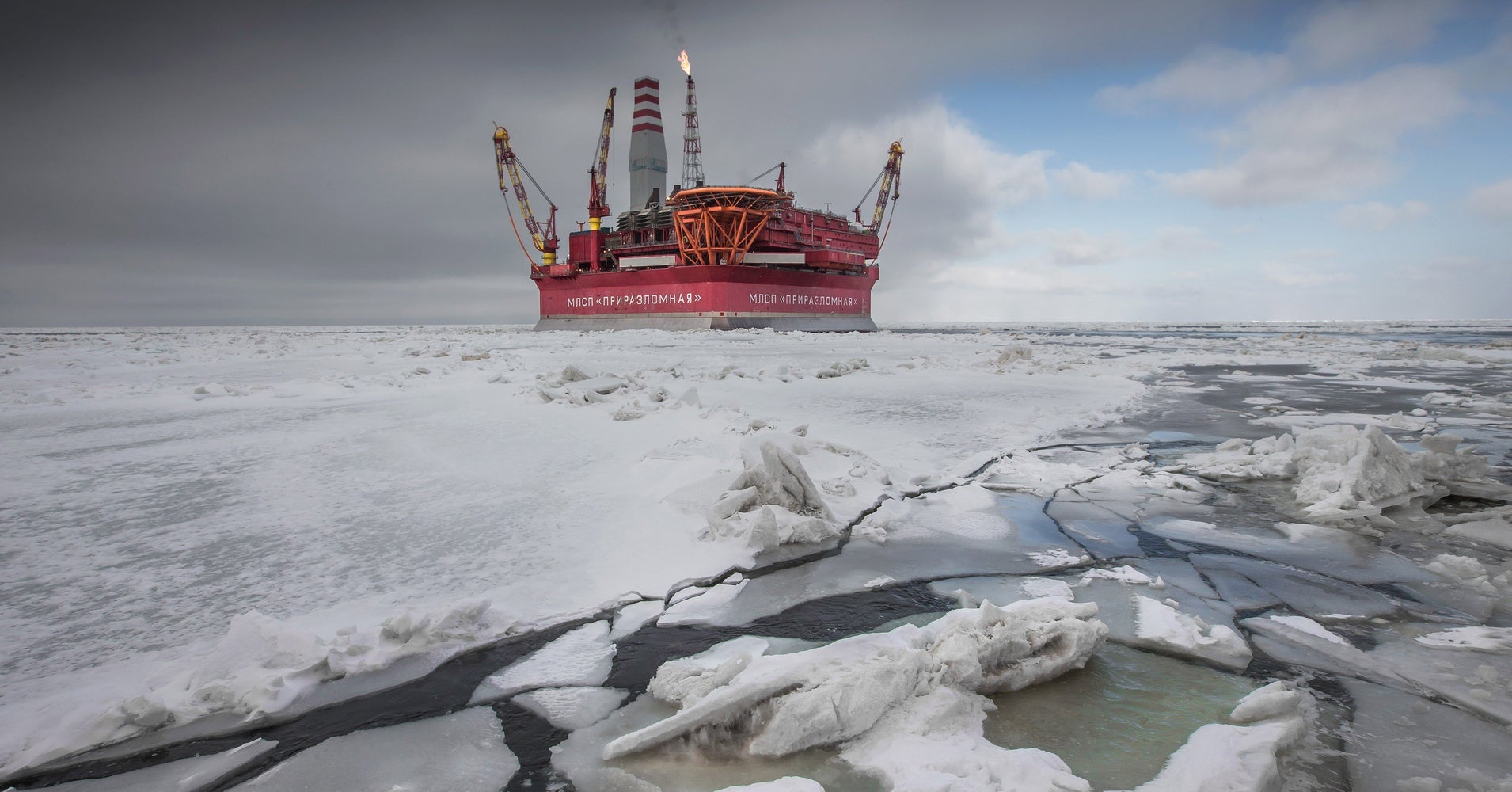 oil drilling in the arctic A highly contentious issue in the debate over energy policy is the extent to which domestic oil production should be enhanced by allowing drilling in the arctic. oil drilling in the arctic A highly contentious issue in the debate over energy policy is the extent to which domestic oil production should be enhanced by allowing drilling in the arctic.