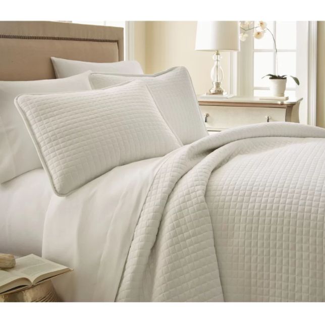 14 White Bedding Sets For That Winter Wonderland Look Huffpost Life