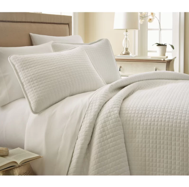 Modern white online bedding