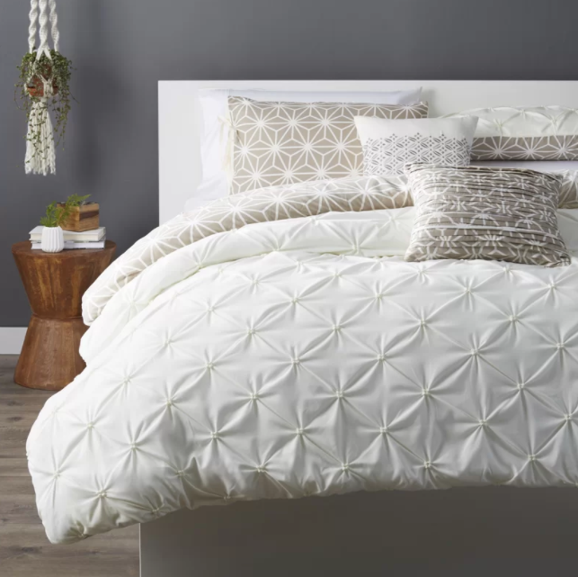 14 White Bedding Sets For That Winter Wonderland Look Huffpost Life