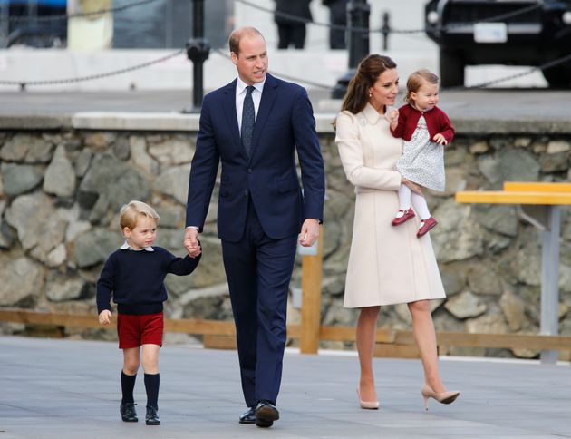 Öffentlicher Auftritt: George läuft neben seinem Vater, Charlotte lässt sich von ihrer Mutter tragen