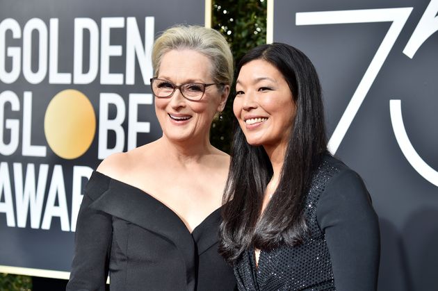 La actriz Meryl Streep (i), acompañada de la activista Ai-jen