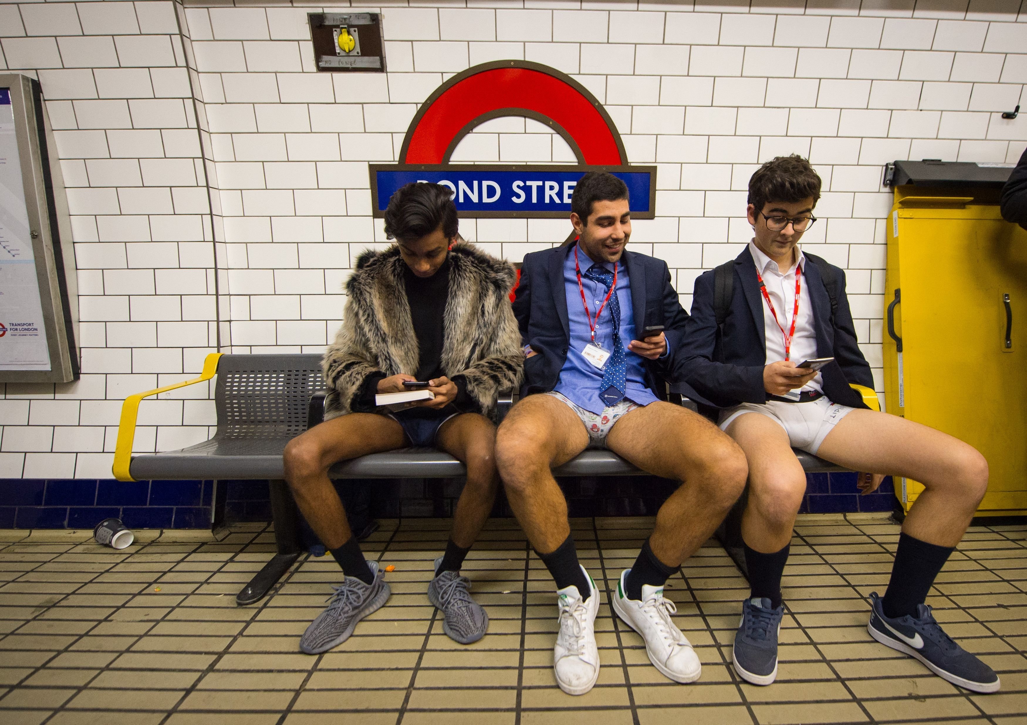 OMG:बिना पैंट के ही ट्रेन में चढ़ गए लड़के-लड़कियां, खिंचवाने लगे पोज मारकर  फोटो, जानिए क्यों किया ऐसा? - no trousers tube ride 2023 hundreds of girls  boys strip off their pants