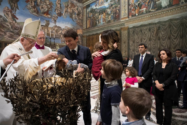  Pope Francis baptizes an infant during a solemn mass in the Sistine Chapel at the Vatican January 7, 2018. 