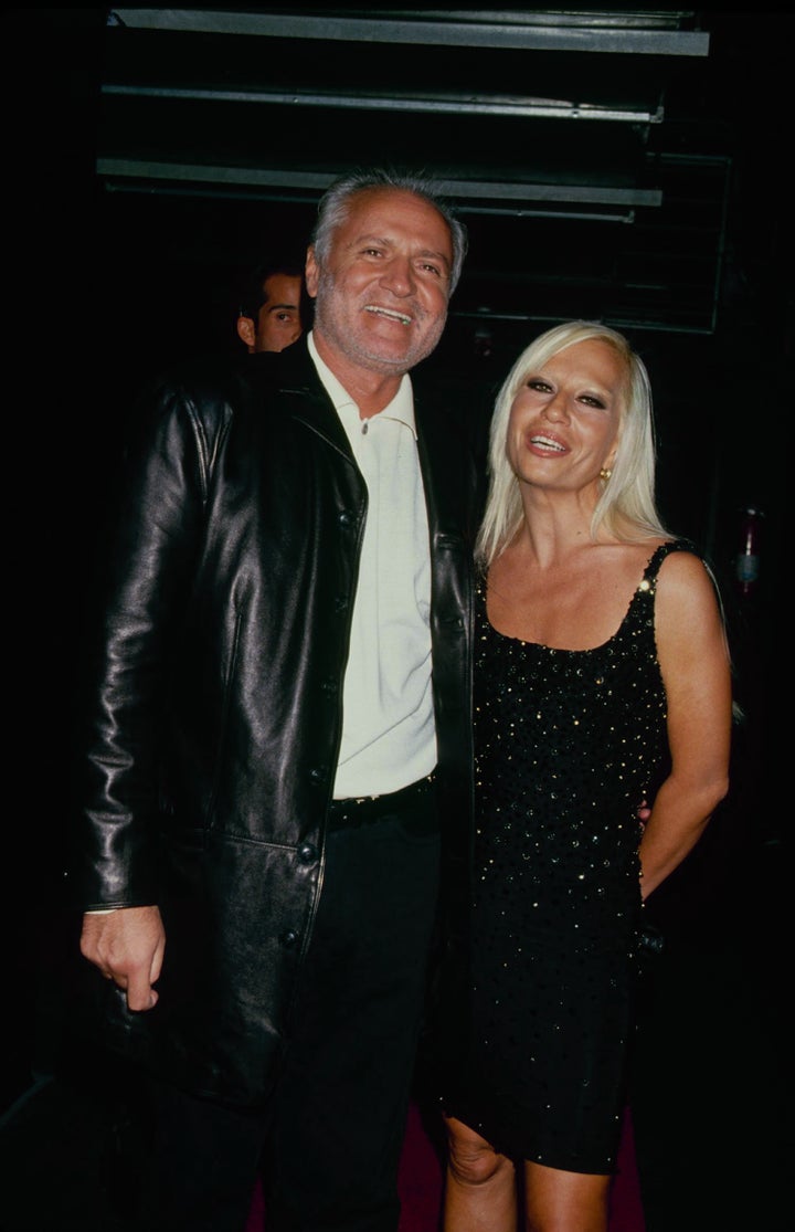 Ο Gianni Versace με την αδελφή του, Donatella Versace, το 1990. 