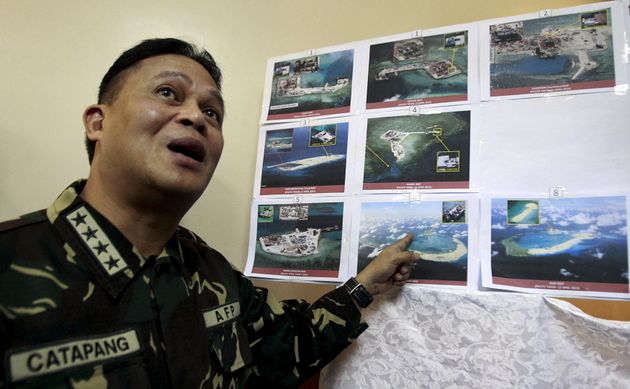 Ein Offizier der philippinischen Armee zeigt Bilder des Baus chinesischer Militärbasen im südchinesischen Meer