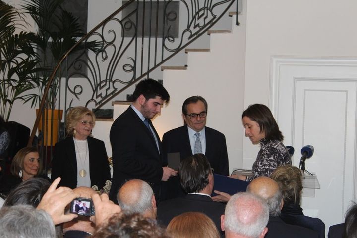 Η Πρέσβυς του Ισραήλ, κυρία Ιρίτ Μπέν –Άμπα απομένει το βραβείο του «Δικαίου των Εθνών» για τον Νίκο Μανιά, στον εγγονό του κ. Κωνσταντίνο Παύλου