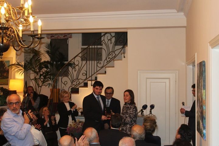 Η Πρέσβυς του Ισραήλ, κυρία Ιρίτ Μπέν –Άμπα απομένει το βραβείο του «Δικαίου των Εθνών» για τον Νίκο Μανιά, στον εγγονό του κ. Κωνσταντίνο Παύλου
