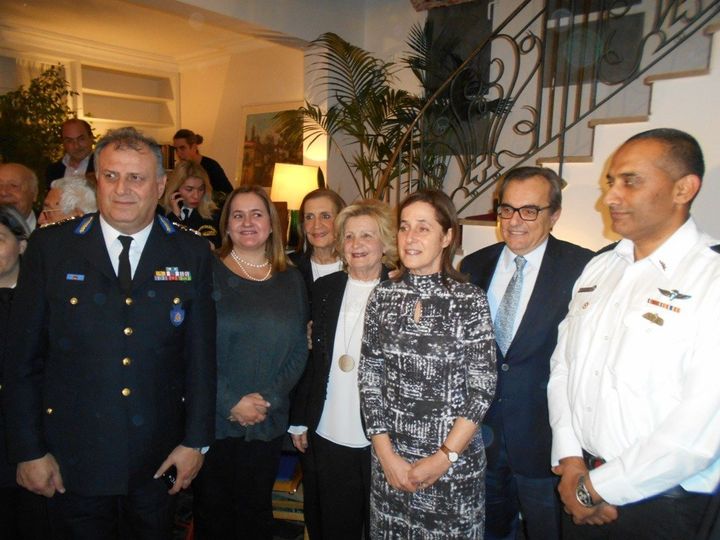 H Πρέσβυς του Ισραήλ, κυρία Ιρίτ Μπέν Άμπα μαζί με τον κ. Κωνσταντίνο Παύλου, τις κόρες τις διασωθείσας, Μαίρη Καράσσο-Άντζελ, κυρίες Λούση Μπέζα και Σέλυ Άντζελ, και τους Αρχηγούς των Πυροβεστικών Σωμάτων του Ισραήλ και της Ελλάδας, Αντιστράτηγους Dedi Simhi και Βασίλη Καπέλιο.