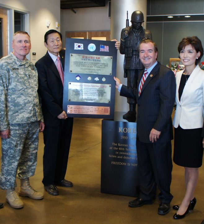 Ed Royce (third from the left), chairman of the House Foreign Affairs Committee; Lawrence Haskins (first), commander of the 40th Infantry Division; Shim Ho-myung (second), president of Damjae Friends of Korean War Veterans; and Young Kim, former California State legislator at an opening ceremony of the 40th Infantry Division headquarters at Los Alamitos, California, in August 2014./ Source: Damje Friends of Korean War Veterans
