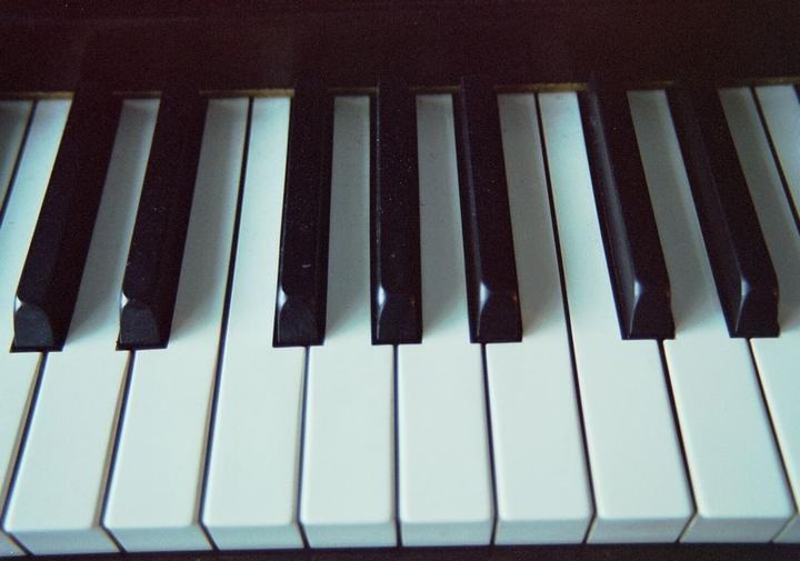White and black piano keyboard notes