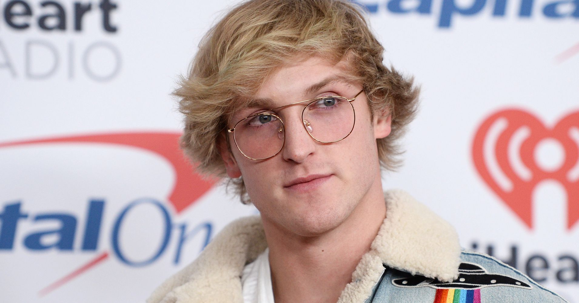 Logan paul net worth. Логан Пауль эмо. Логан пол попугай. Логан пол и его девушка.