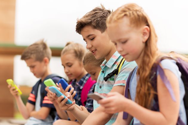 Vor allem auf den Pausenhöfen der weiterführenden Schulen werden die Handys zu einem gravierenden Problem.
