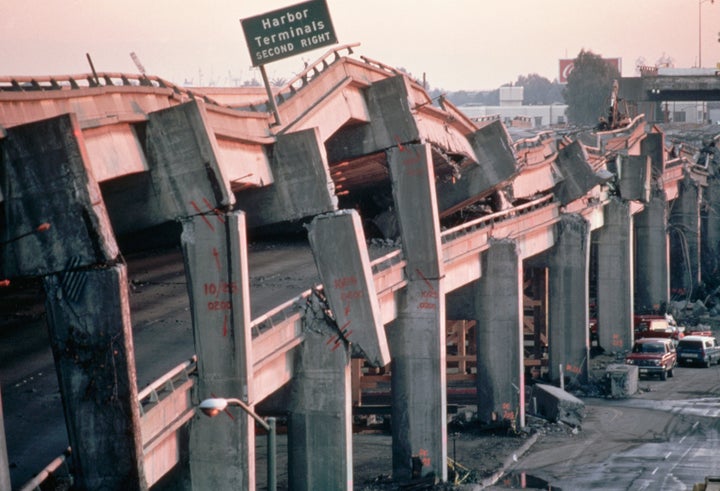  Los restos de la Autopista Cypress en Oakland, California, después del terremoto de 1989 en el Área de la Bahía. & Nbsp; 