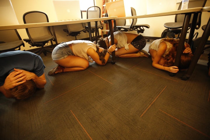  Los estudiantes de cine de la Universidad del Sur de California participan en un simulacro de terremoto de 2015. & Nbsp; 