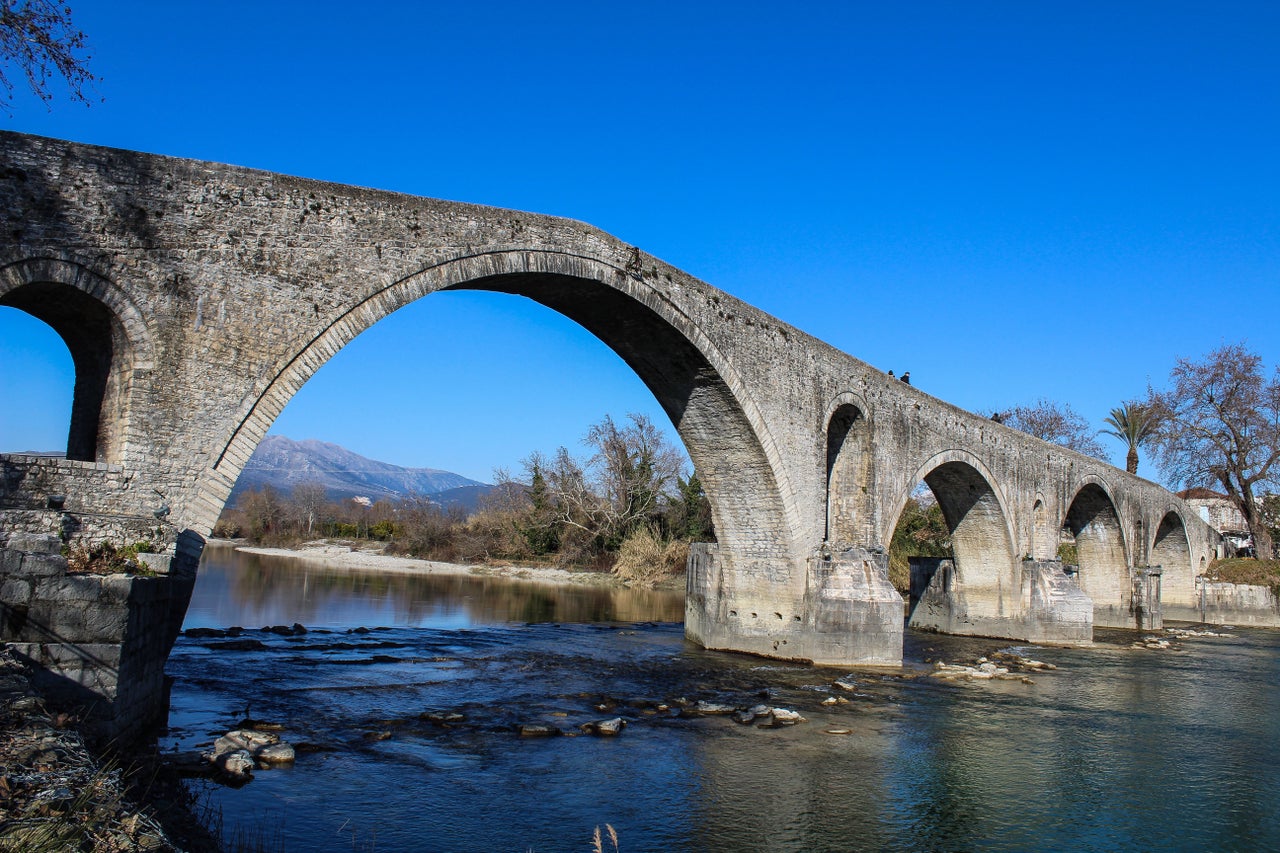 Το Γεφύρι της Άρτας. Τα βάθρα του χρονολογούνται στους ελληνιστικούς χρόνους και πιθανότατα κατασκευάστηκαν στα χρόνια του Πύρρου. Οι καμάρες είναι κτισμένες στα βυζαντινά (ή τα πρώτα μεταβυζαντινά χρόνια) με εξαίρεση την μεγάλη καμάρα που γκρεμίστηκε και ανακατασκευάστηκε το 1612.