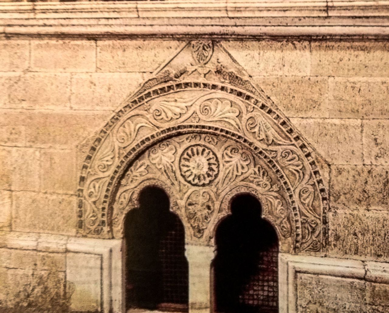 Λεπτομέρεια από τον τάφο της (Αγίας) Θεοδώρας, συζύγου του δεσπότη Μιχαήλ Β΄. Οι αρχαιολόγοι θεωρούν ότι το εντοιχισμένο αετωματικό άνοιγμα αρχικά ήταν παράθυρο βυζαντινής κατοικίας ή παλατιού, καθιστώντας το εξαιρετικά σπάνιο δείγμα μιας αρχιτεκτονικής με ελάχιστα απομεινάρια.