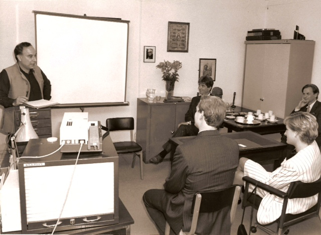 Ambassador Akbar Ahmed lectures Princess Diana on Islam in September 1990 at the Royal Anthropological Institute (RAI). Jona