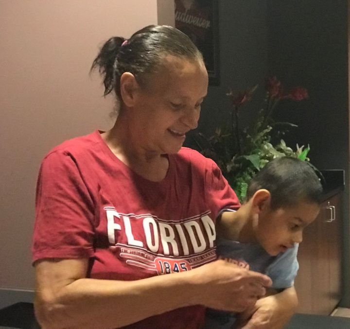 María Báez y su nieto Christian buscan un mejor porvenir en Florida