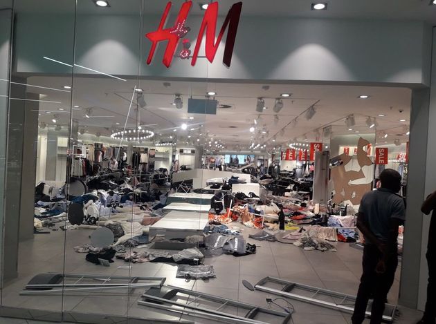 Bild einer zerstörten H&M-Filiale auf Twitter