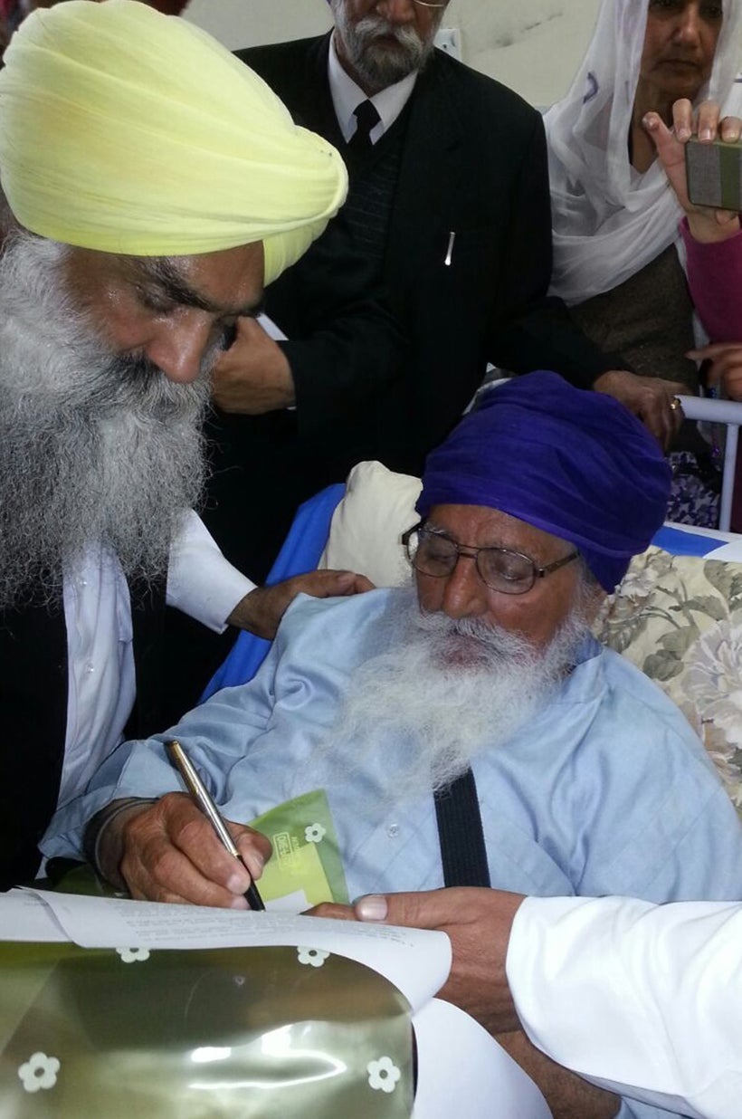 Bapu Surat Singh Khalsa signing his letter to PM Modi at Civil Hospital on 11 February, 2015 (courtesy of <a rel="nofollow" h