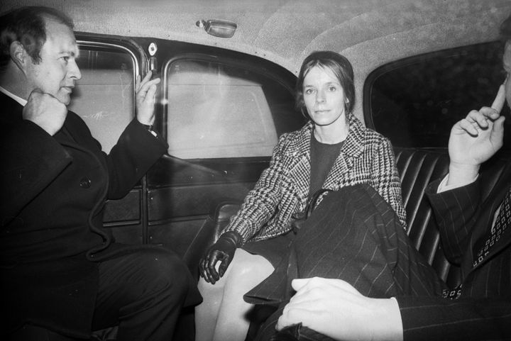 Η Λαίδη Lucan το 1975, μετά τη δήλωσή της στο δικαστήριο σχετικά με τα γεγονότα του προηγούμενου έτους. 