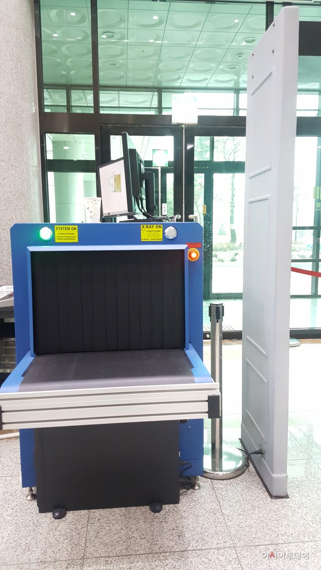 A security inspection equipment of Astrophysics Inc. installed in High Public Prosecutor's Office in Seoul. It's a si