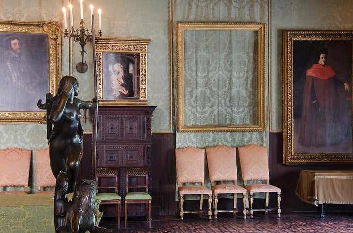 Empty Frames at Isabella Stewart Gardner Museum. By Federal Bureau of Investigation [Public domain], via Wikimedia Commons (https://commons.wikimedia.org/wiki/File:Empty_Frames_at_Isabella_Stewart_Gardner_Museum.jpg)