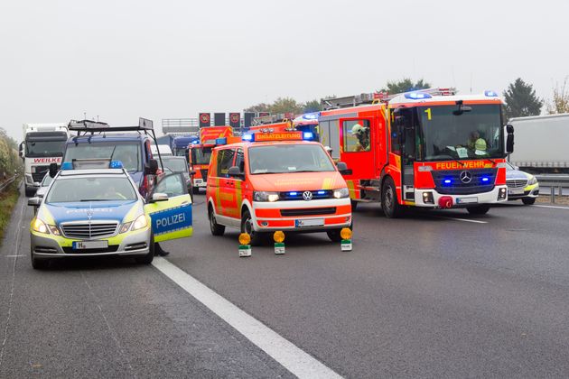 Rettungskräfte auf der Autobahn