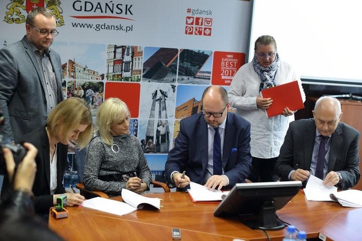 Signing the agreement for the in vitro program in Gdansk