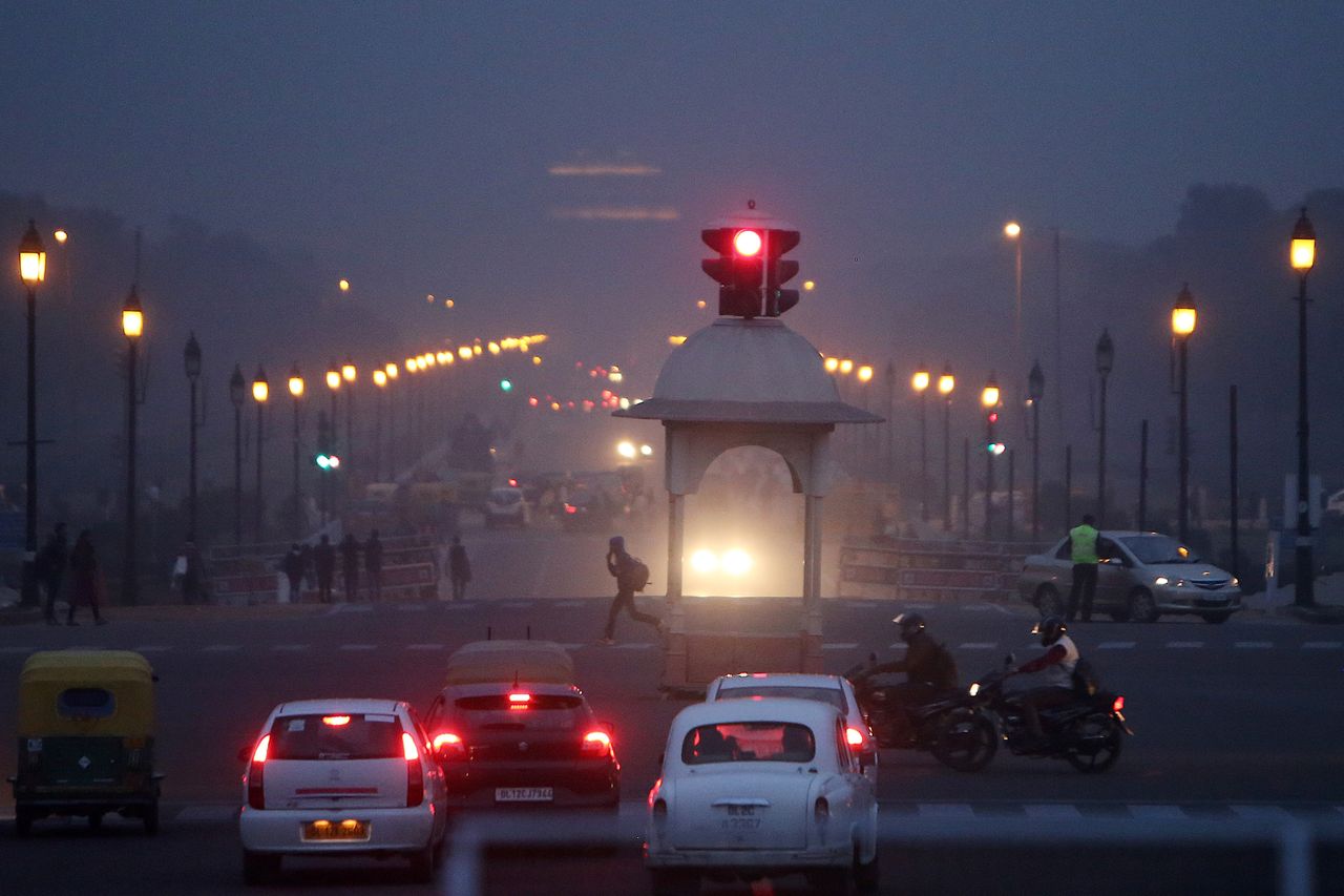 King's Way in New Delhi is seen shrouded in smog on Dec. 4, 2017.