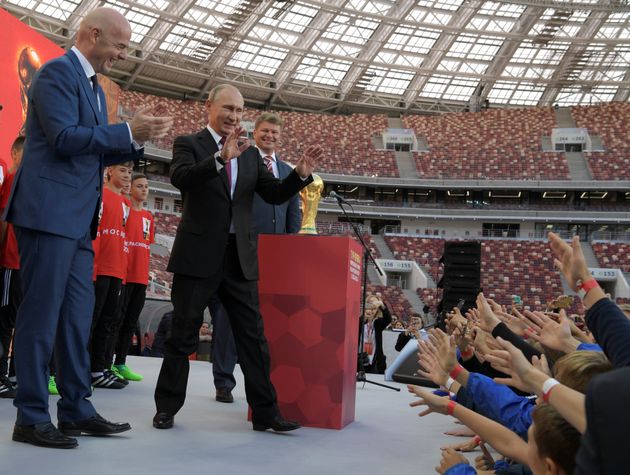 Russlands Präsident Wladimir Putin (Mitte) und Fifa-Präsident Gianni Infantino (links) im Luzhniki-Stadion, einem der Austragungsorte der Fußball-WM