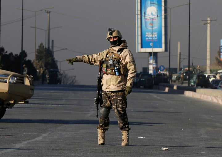 An Afghan security force personnel keeps watch close to the entrance gate of Kabul's Intercontinental Hotel during an attack by gunmen in Kabul, Afghanistan, January 21, 2018. (REUTERS/Omar Sobhani)