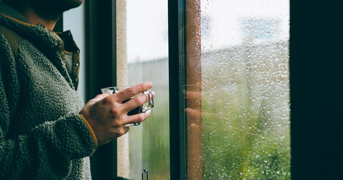 Rain my window. Мужчина у окна дождь. Человек у окна. Дождь в окне. Человек у окна дождь.